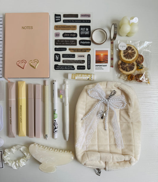 🕊️🤍White delicate box with many aesthetic goods...